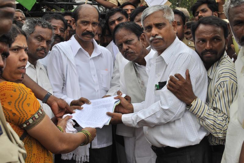 Molakalamuru MLA Thippeswamy and others submitting memorandum to Challakere Tahsildhar